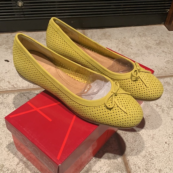 Aerosols Yellow-Green Flats - Picture 2 of 14